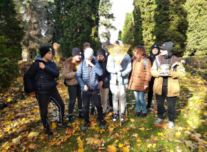 Uczniowie z kl. VIIID sprzątali Stary Cmentarz w Łodzi