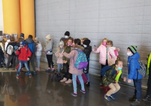 Uczniowie czekają na wejście do planetarium