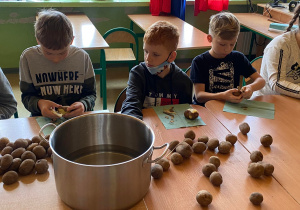 Uczniowie obierają ziemniaki nr 2