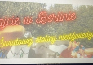 Jeden ze slajdó yświetlanej prezentacji o niedżwiedziu- symbolu Berlina.