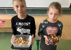 Uczniowie prezentują swoje ciasteczka z wróżbami
