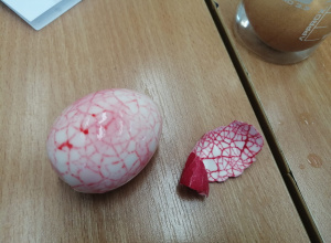 widok pomalowanego jajka- efekt popękanej skorupki