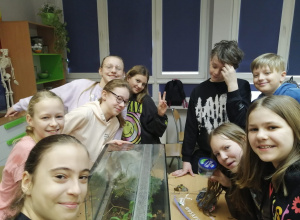 uczniowie w trakcie przygotowywania terrarium dla patyczaków