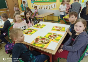 Uczniowie prezentują swoje kanapki.
