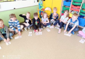 Dzieci łączą litery drukowane z ich odpowiednikami pisanymi.