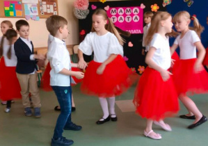 Dzieci tańczą belgijkę