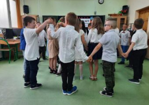Uczniowie tańczą