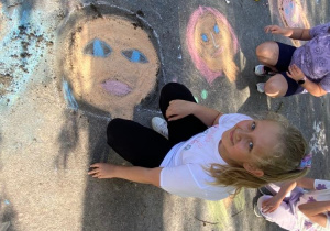 Dziewczynka maluje portret mamy