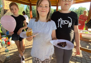 Dziewczynka roznosi ekologiczne cukiniowe ciasta