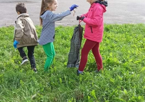 Dzieci zbierają śmieci