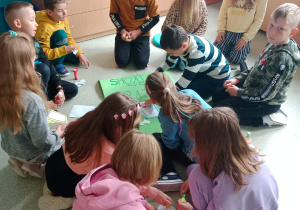 Dzieci podczas tworzenia plakatu