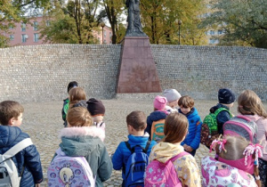Uczniowie przy pomniku Dekalogu