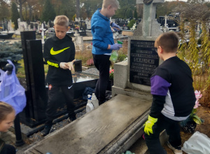 Szkolna akcja porządkowania grobów na cmentarzu w Konstantynowie