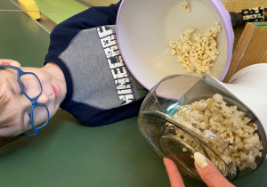 Uczeń przygotowuje pod kontrolą popcorn