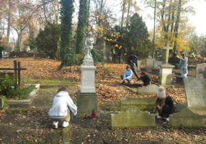 porządkowanie Starego Cmentarza w Łódzi- uczniowie myją pomniki