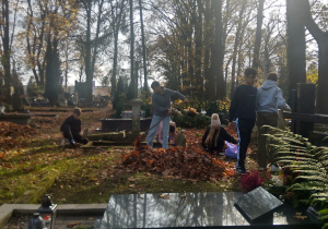 porządkowanie Starego Cmentarza w Łódzi-uczniowie grabia liście