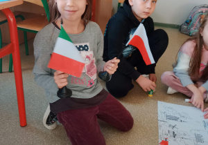 Dziewczynka z flagami Włoch i Polski