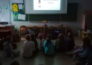 Uczniowie oglądaja film