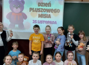 zdjęcie grupowe klasa 2b z maskotkami