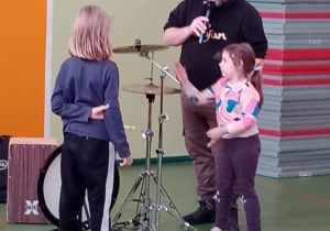 Uczniowie próbują swoich sił na perkusji 1