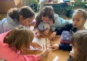Uczniowie układają w grupach puzzle 3