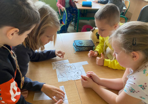 Uczniowie układają w grupach puzzle 4