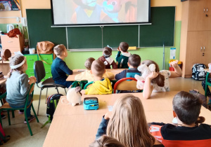 Uczniowie oglądają film