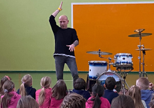 Perkusista demonstruje jak miarowo wybijać rytm