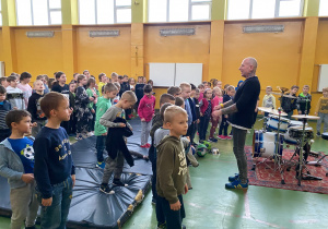 Perkusista klaszcze z uczniami 1