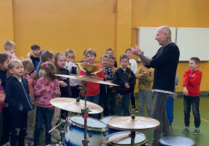 Perkusista klaszcze z uczniami 2