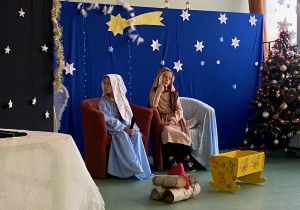 Uczniowie odgrywają scenę "Maria i Józef"