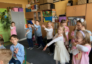 Uczniowie tańczą1.