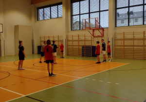 grupa uczniów gra w koszykówkę
