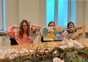 Uczniowie przeglądają gazetę konstantynowską