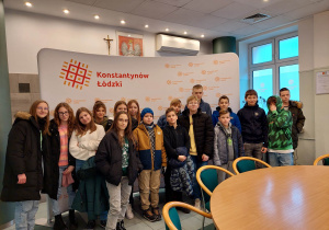 zdjęcie grupowe klasy 6a na tle logo miasta Konstantynowa Łódzkiego