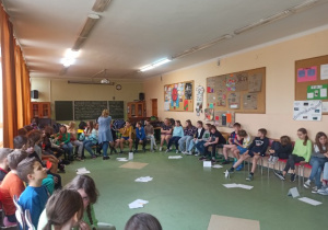 zajęcia profilaktyczne w klasach 4 dzieci siedzą na krzesłach w kole, pani Marzena Olszewska rozmawia z uczniem
