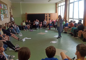zajęcia profilaktyczne w klasach 4, dzieci wokół sali siedza na krzesłach, w środku pani Marzena Olszewska