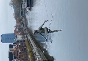 Rzeźba balansuje na linie nad Brdą tuż przy moście.