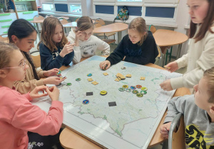 uczniowie rozmieszczają na mapie Polski nazwy parków narodowych i ich loga