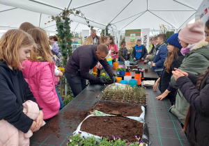 uczniowie zapoznają się z etapami sadzenia roślin, poznają budowę i wymagania życiowe