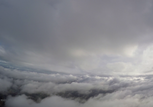 Zdjęcie wykonane z gondoli balonu stratosferycznego, z wysokości około 550 metrów. Poniżej i powyżej widać dwie warstwy chmur przedzielonych przejrzystą warstwą powietrza.