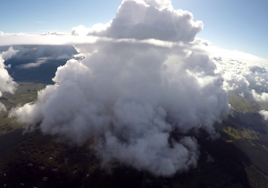 Zdjęcie zrobione podczas opadania gondoli na spadochronie. Kadr pokazuje chmurę typu cumulonimbus widzianą z góry.
